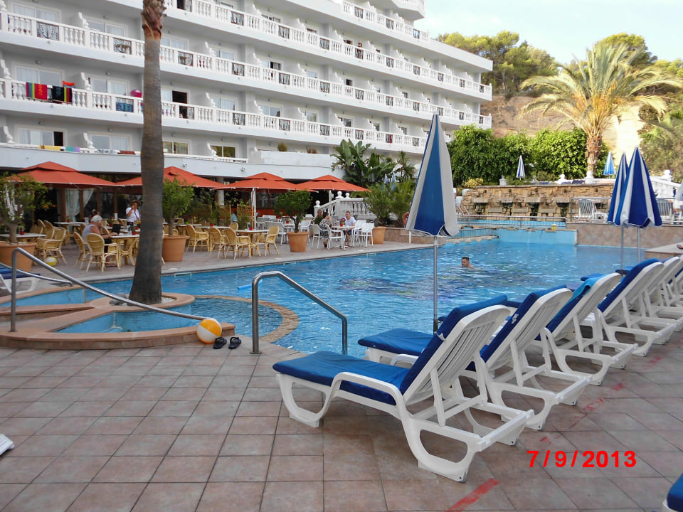Poolblick auf den Barbereich Hotel Bahia del Sol