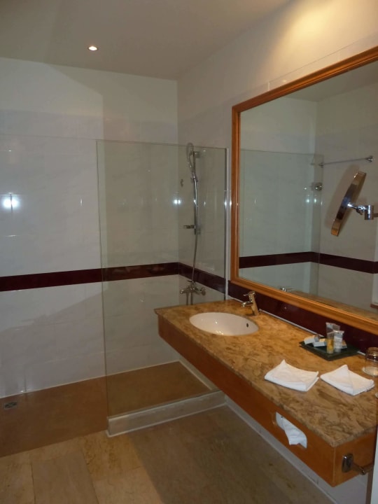 Waschtisch und Dusche im Hintergrund Mövenpick Resort & Spa El Gouna