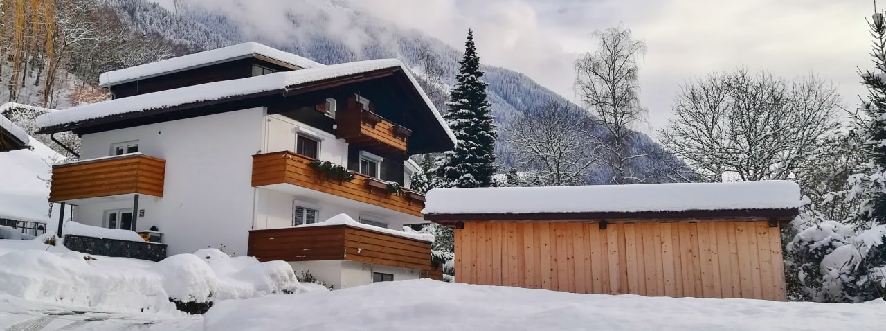 Außenansicht Haus Tisch