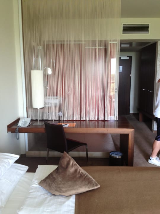 Blick vom Bett zum ,,Bad"  Das Seepark Wörthersee Resort