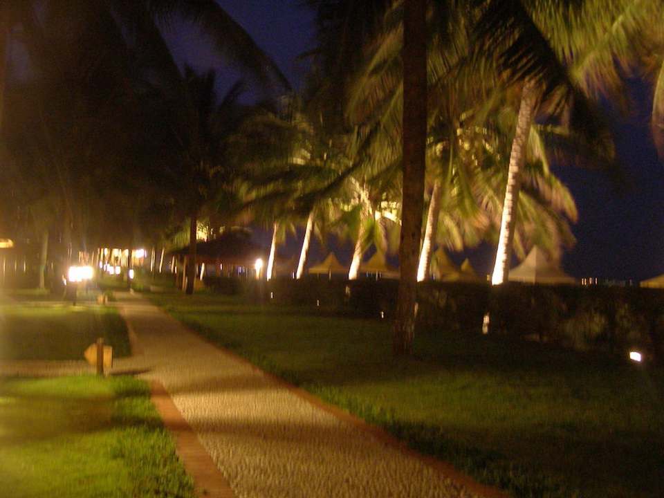 Bei Nacht Coco Beach Resort