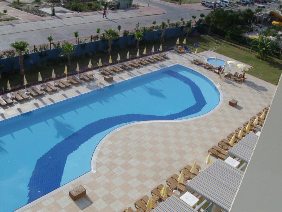 Pool von oben Solivia Hotel