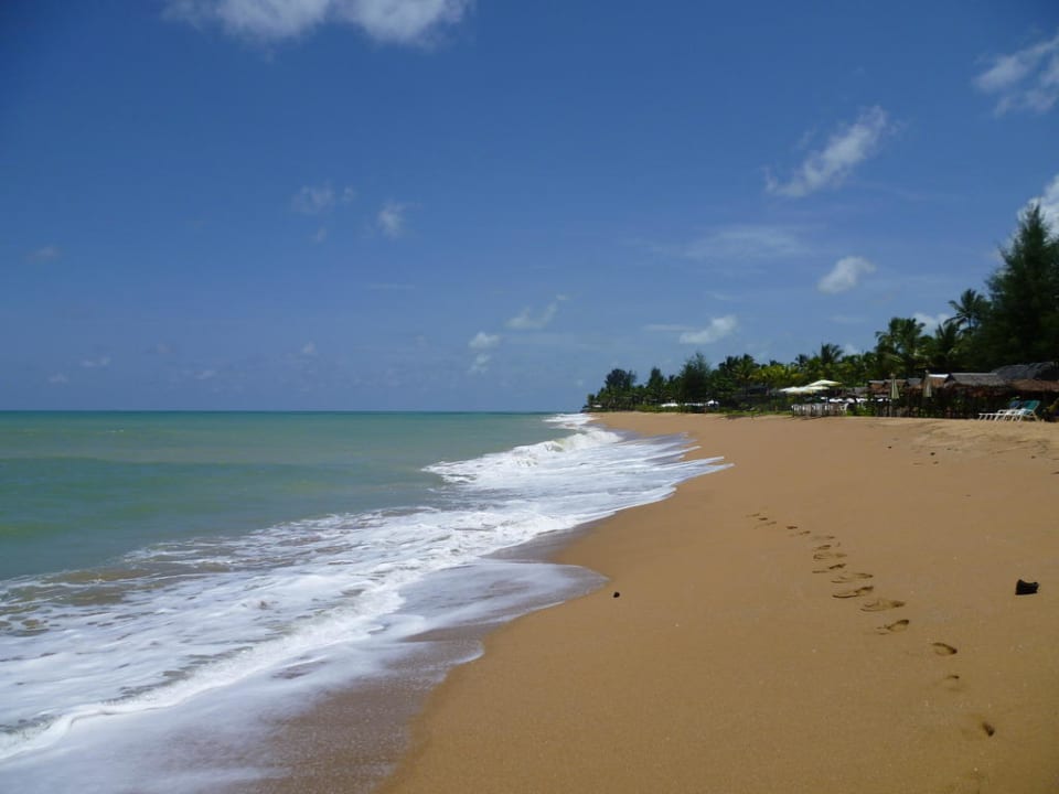 Strand auf der rechten Seite La Flora Khao Lak