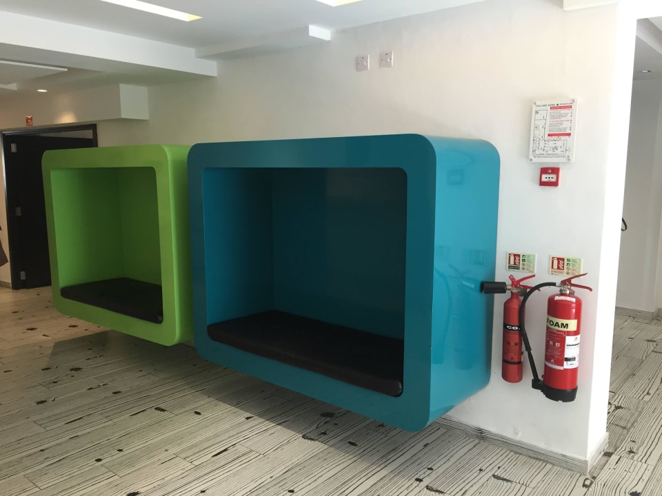 Sitzmöglichkeiten im Erdgeschoss/ Lobby Days Inn Hotel & Residence