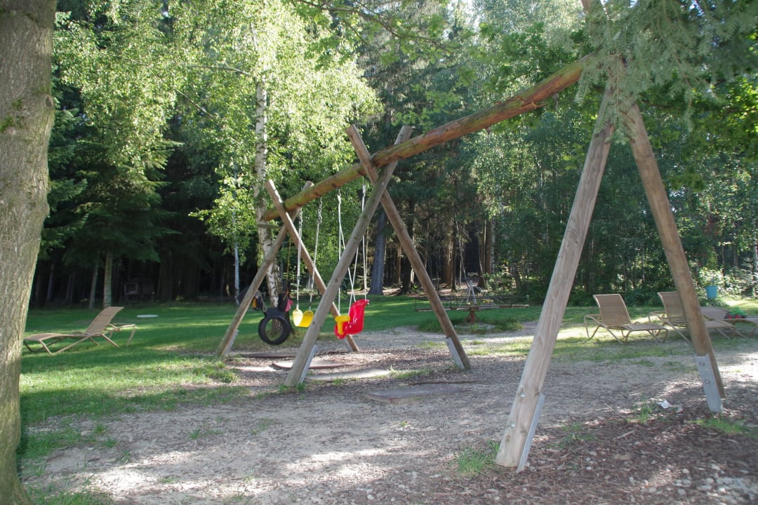 Schaukel im Waldspielplatz ULRICHSHOF Nature · Family · Design