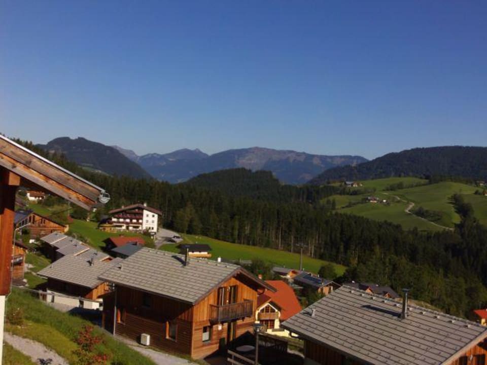 Ausblick von der Tür Alpendorf Dachstein West by ALPS RESORTS