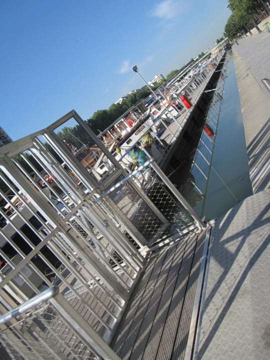 Vor dem Hotel Holiday Inn Express Paris Canal de la Villette