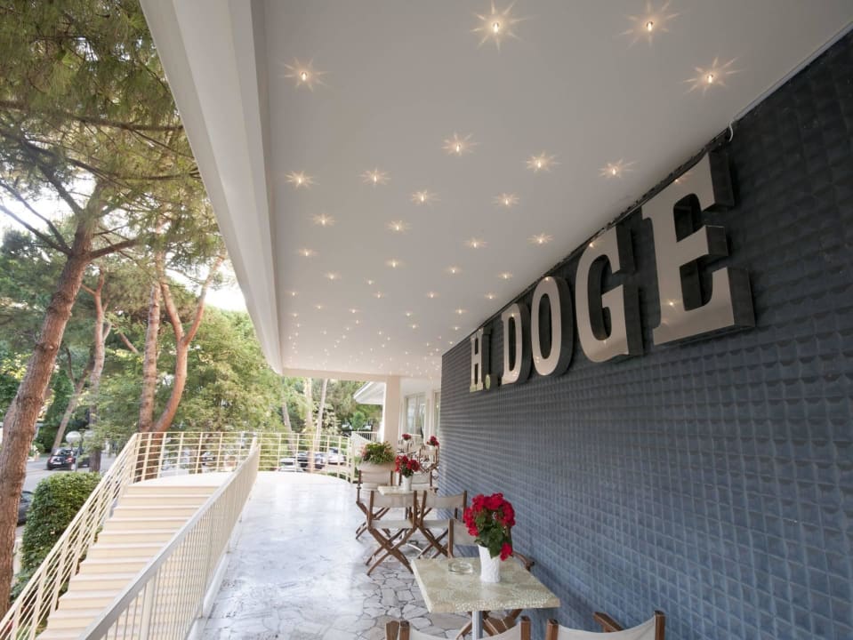 Entrance Hotel Doge