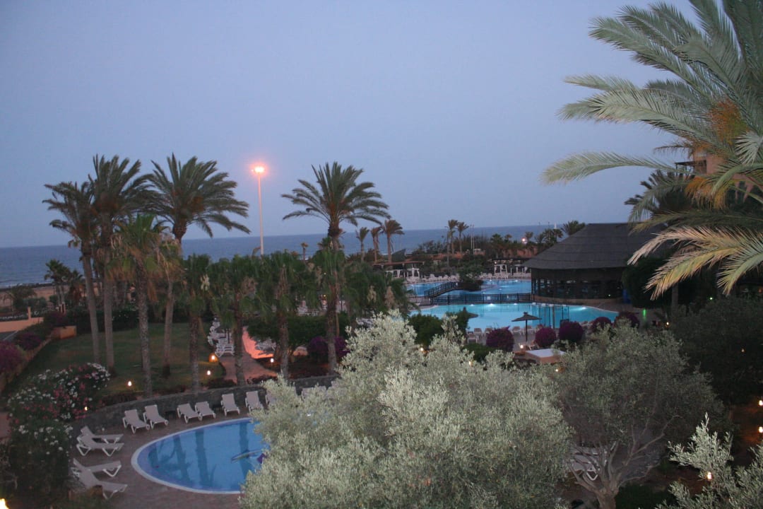 Widok z pokoju nocą Elba Sara Beach & Golf Resort