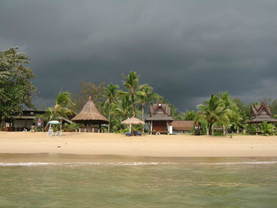 Blick vom Wasser C&N Kho Khao Beach Resort