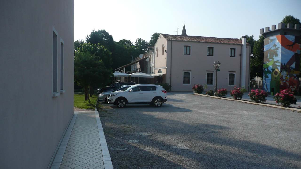 Parkovisko a hlavná budova hotela Hotel Al Barco