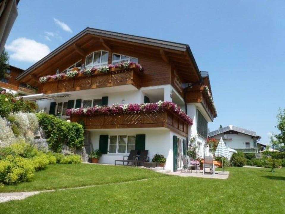 Blick vom Garten zum Haus Gästehaus Büchele