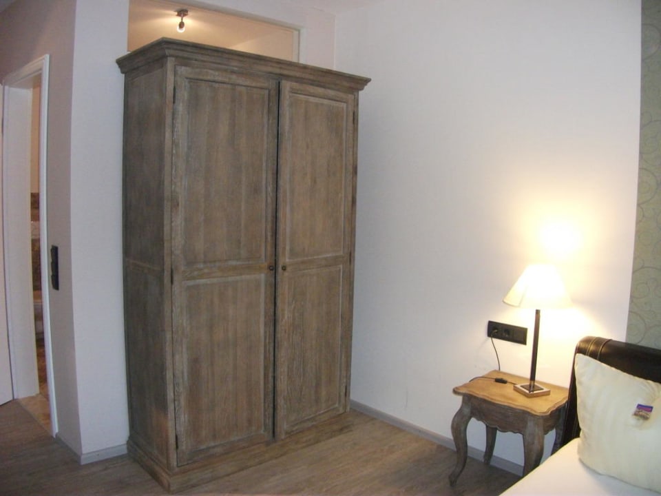 Kleiderschrank Hotel Villa Toskana