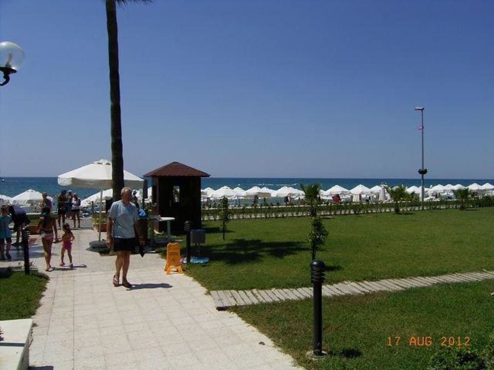 Der Weg zum Strand Hotel Sirma