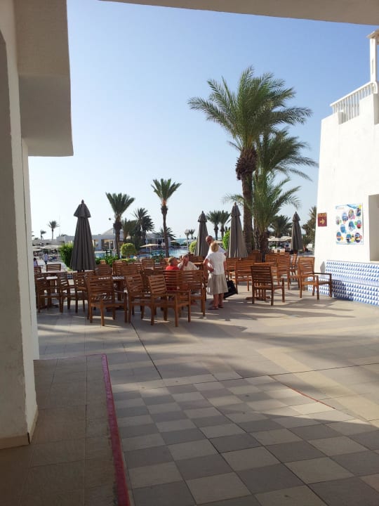 Weg zwischen Restaurant und Bar Hotel El Mouradi Djerba Menzel