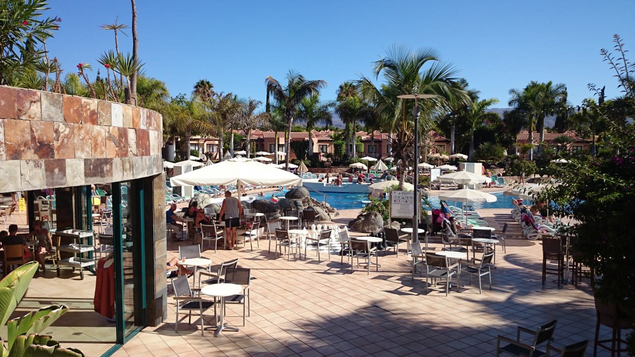 Links die Bar, geradeaus der Pool allsun Hotel Esplendido