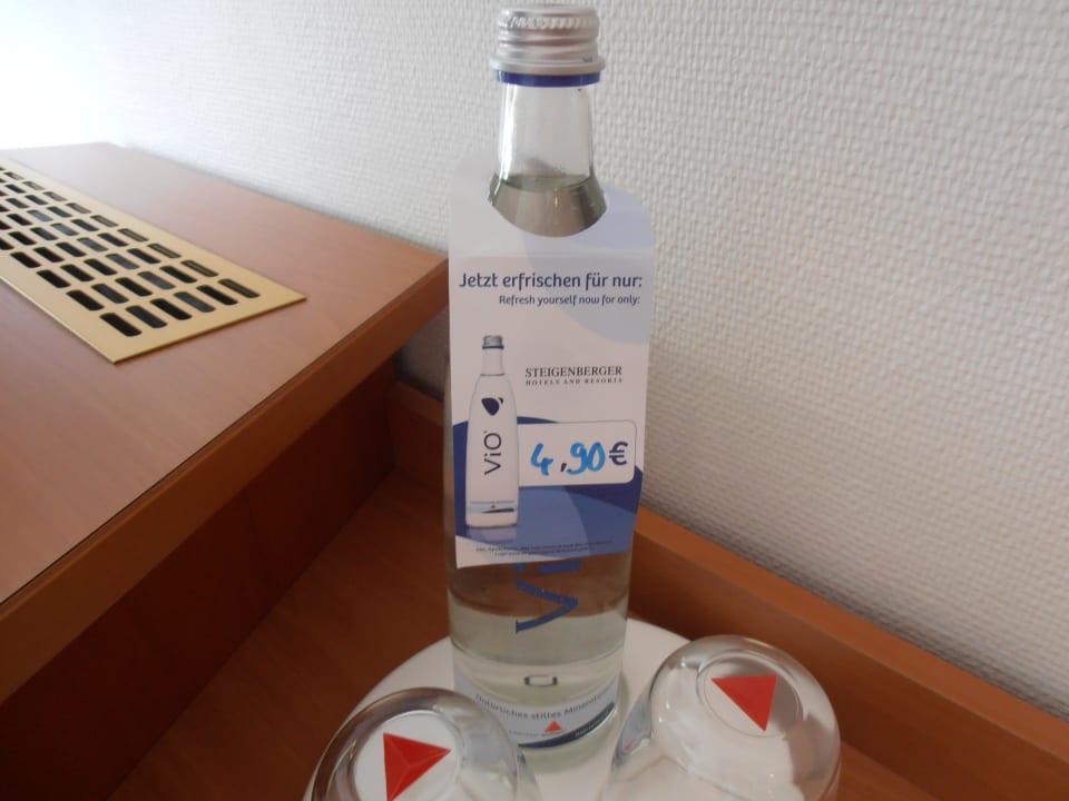 Flasche Wasser mit Preisschild  Steigenberger Conti Hansa