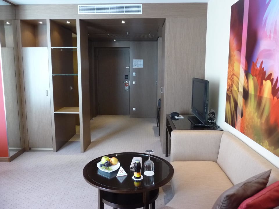 Zimmerdetail Sitzecke und Eingangsbereich Austria Trend Hotel Savoyen Vienna