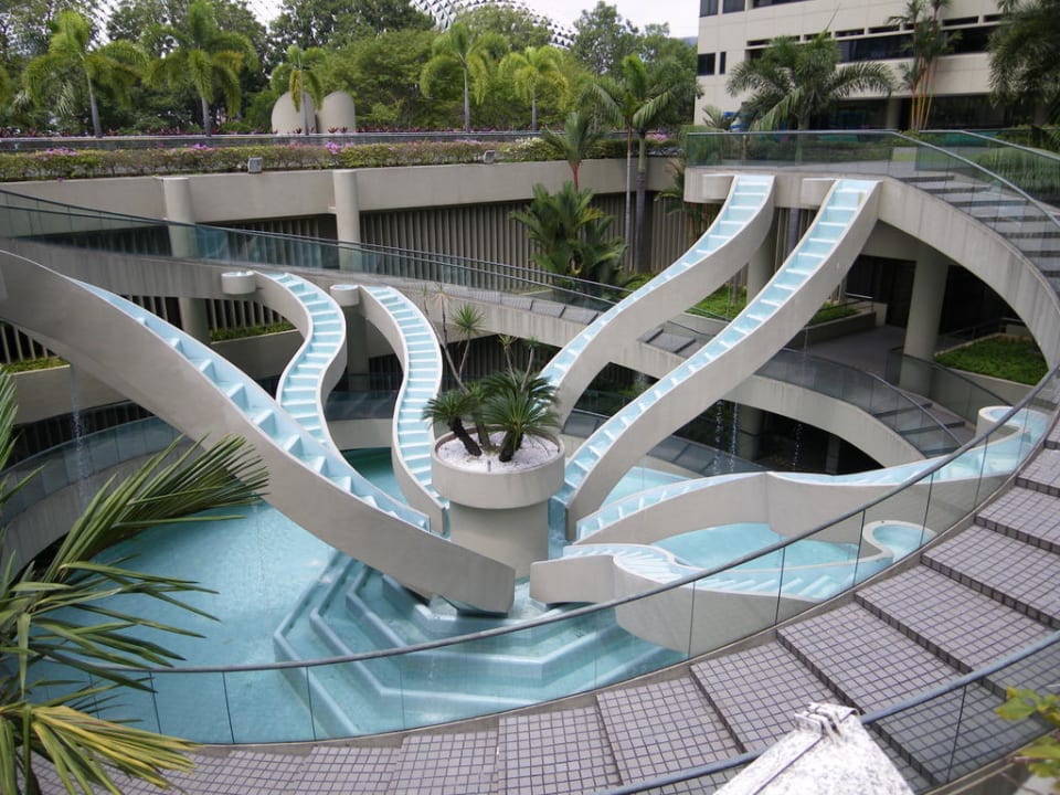 Wasserspiele vor dem Hotel Parkroyal Collection Marina Bay