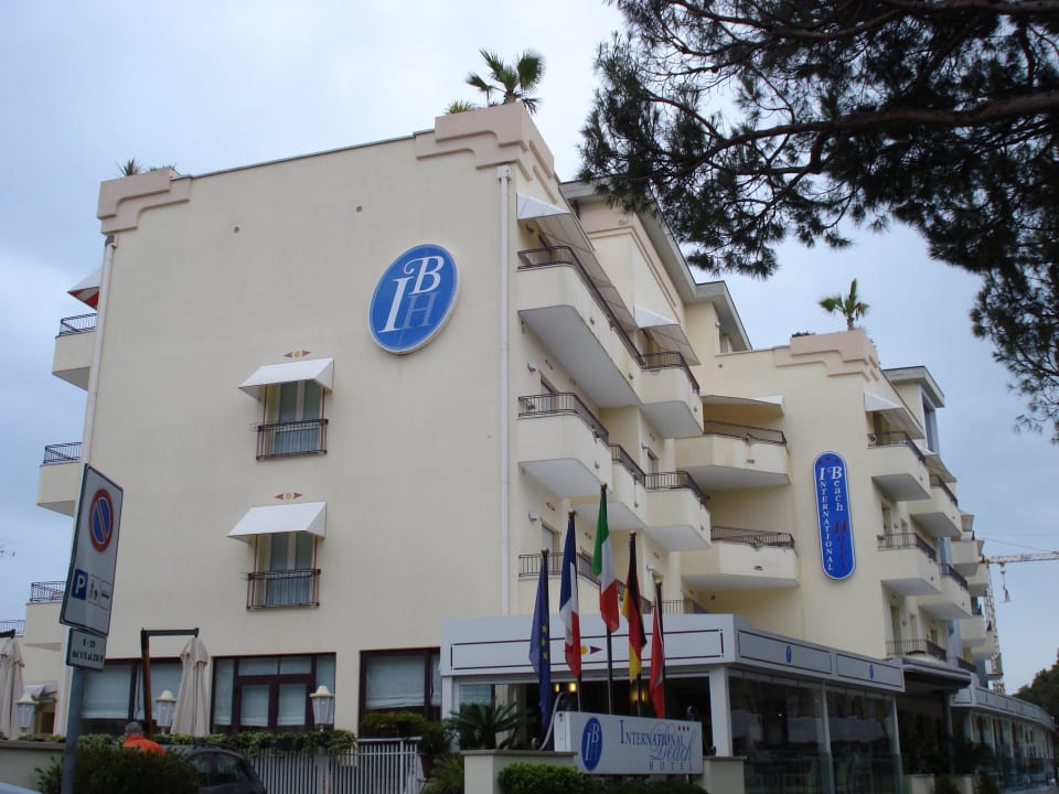 Von der Straßenseite aus Hotel International Beach