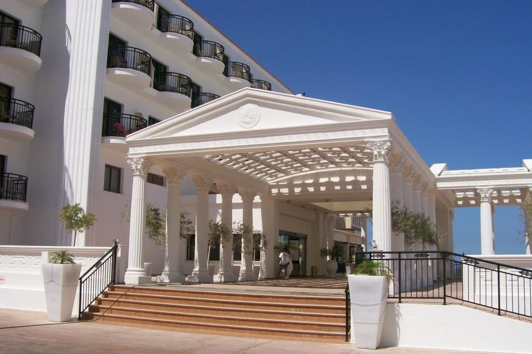 Haupteingang Constantinos The Great Beach Hotel