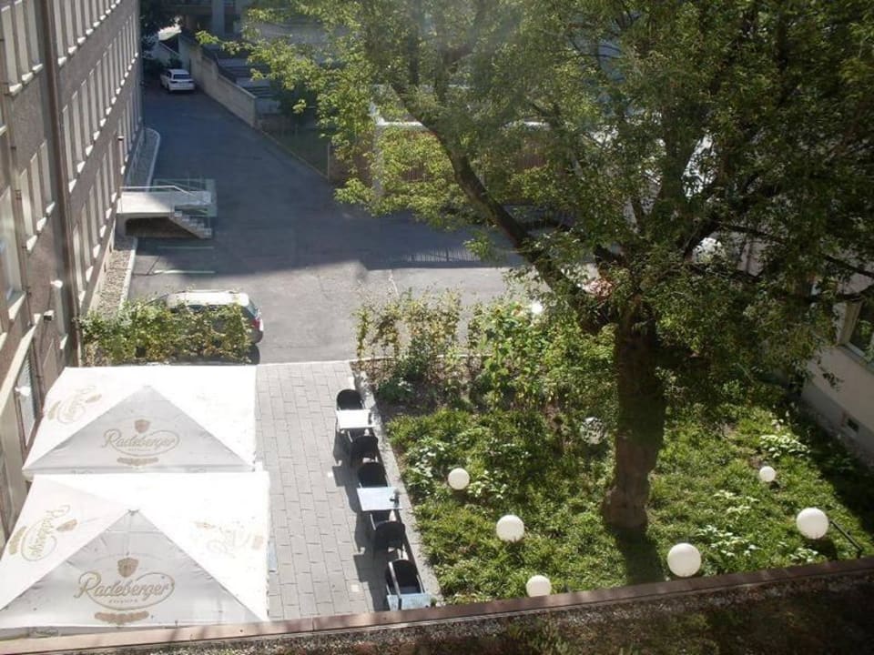 Blick auf die Gartenterrasse Holiday Inn Dresden - Am Zwinger