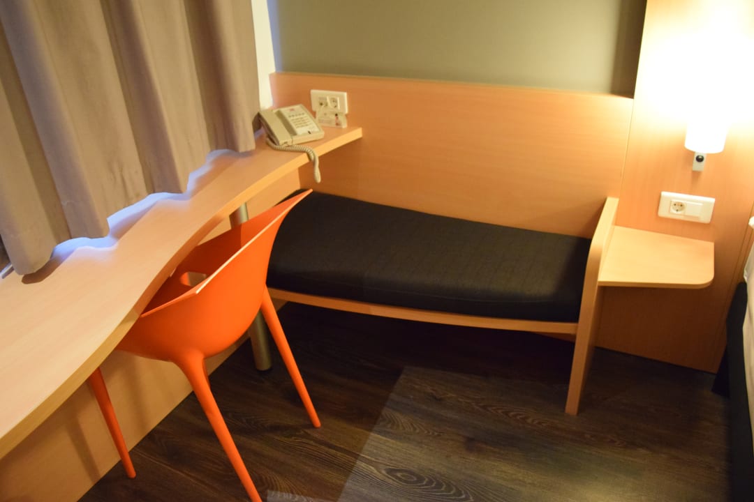 Sitzmöglichkeit/Kofferablage im Zimmer ibis Hotel Ankara Airport