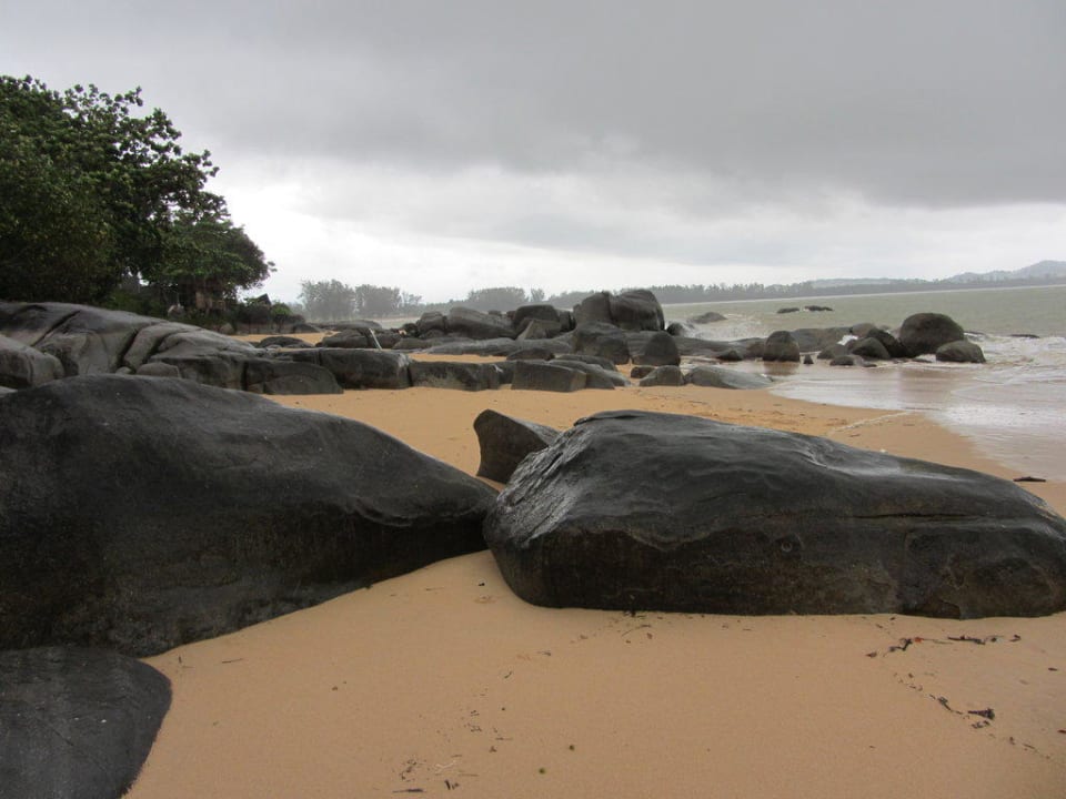 Strand mit Felsen Khao Lak Merlin Resort