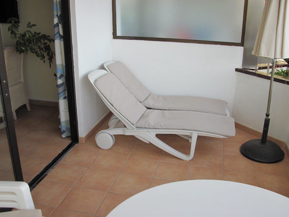 Balkon: Liegen, Sonnenschirm Apartamentos Nogalera
