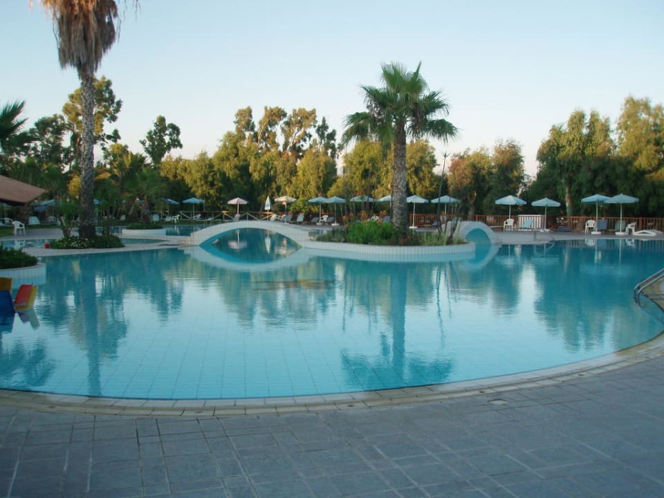 Aktionspool am Abend Atlantica Marmari Beach