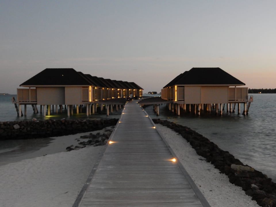 Steg zu den Wasservillen Summer Island Maldives