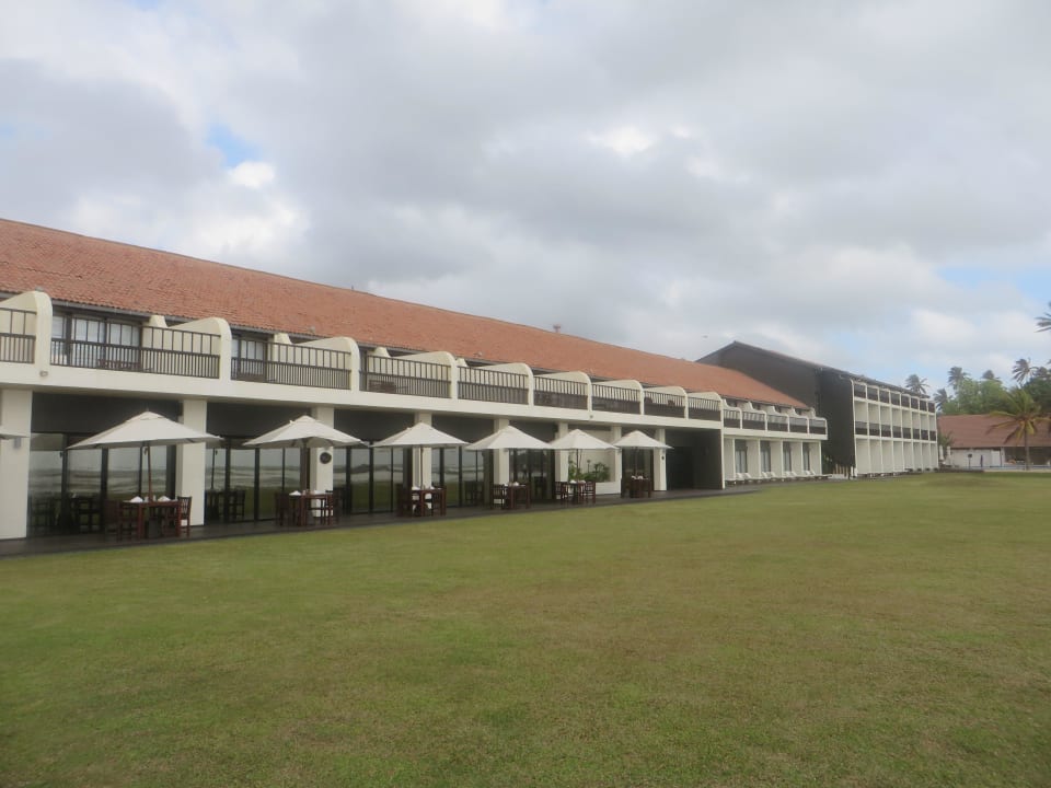 Restaurant und Balkone darüber EKHO Surf