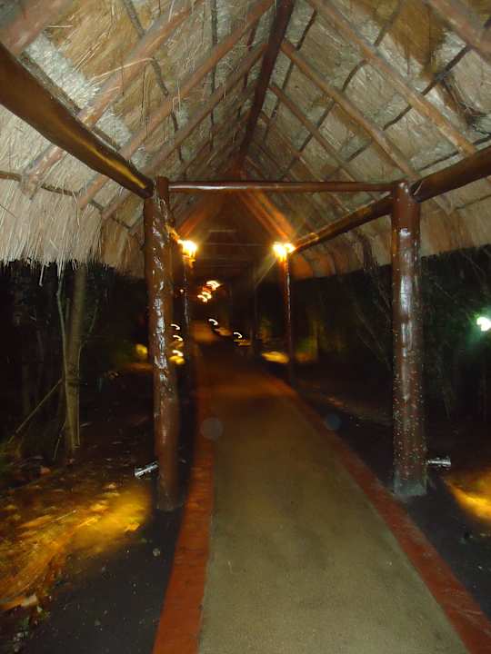 Weg zum Zimmer - immer gut beleuchtet Grand Palladium Kantenah Resort & Spa