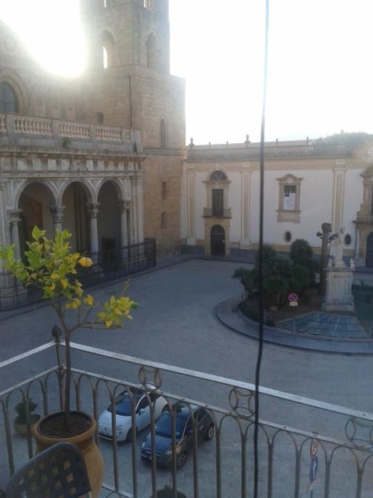 Blick vom Zimmer auf den Dom von Monreale Hotel Duomo Monreale