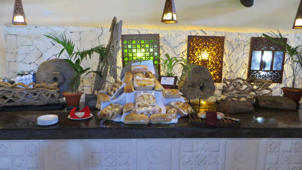 Teile des Buffet`s Hotel Southern Palms Beach Resort