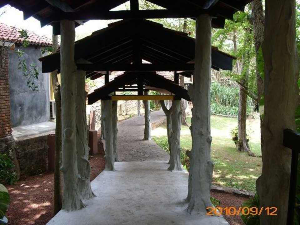 Übergang zum großen Pool Club Hotel Dolphin