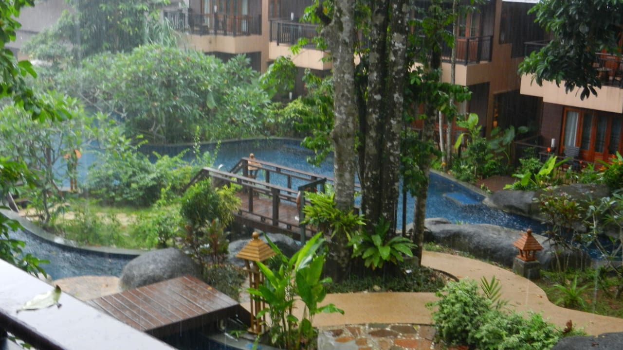 Blick aus dem Balkon bei Regen Khao Lak Merlin Resort