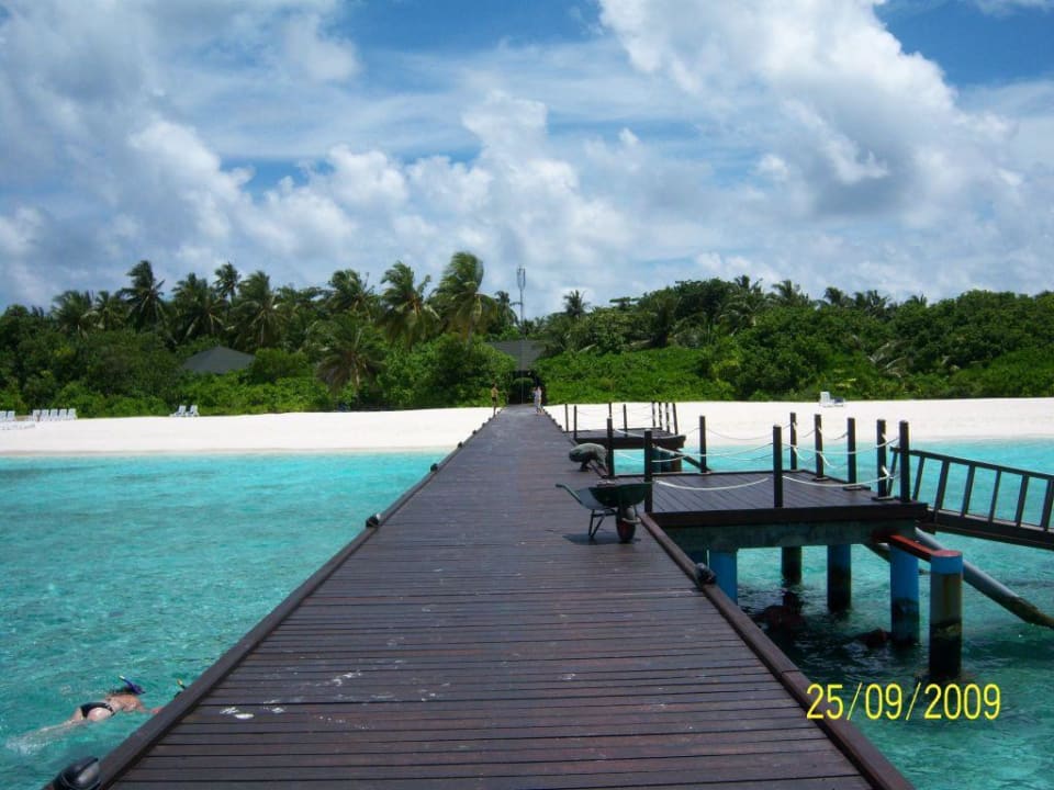 Вид острова с пирса Adaaran Select Meedhupparu Island Resort - Premium All Inclusive