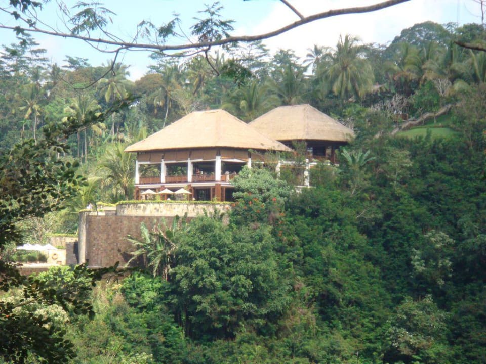 Blick auf das Resort vom Tempel vis a vis Hanging Gardens of Bali