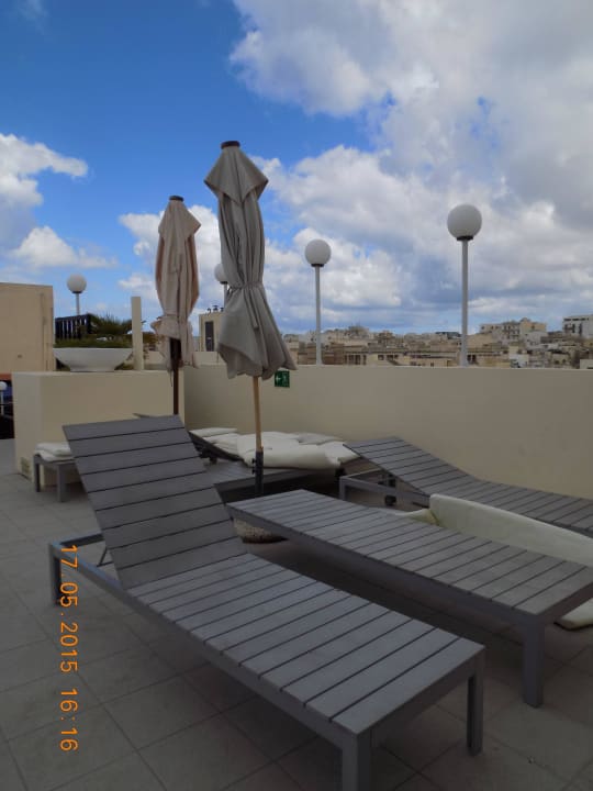 Sonnenliegen auf der Dachterrasse Hotel Plaza & Plaza Regency