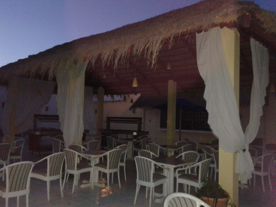 Sitzgelegenheiten am Pool Hotel Nesrine