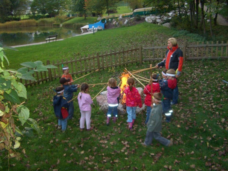 Würstchen grillen am Lagerfeuer POST Family Resort