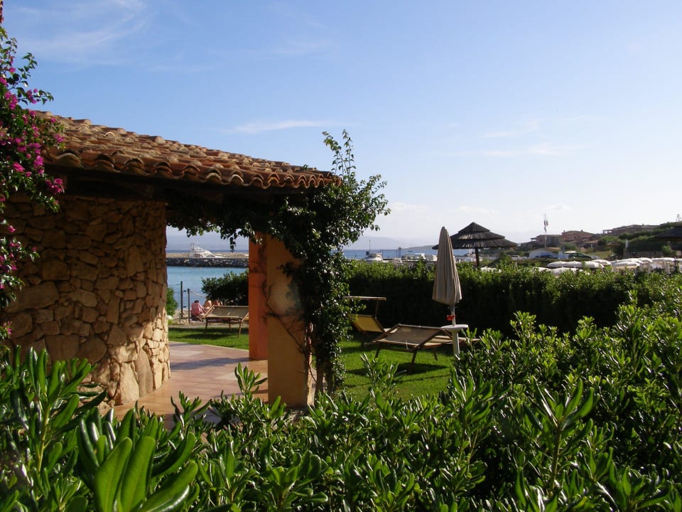 Blick vom Apartment zum Strand Appartments Baia Caddinas Clubresidence