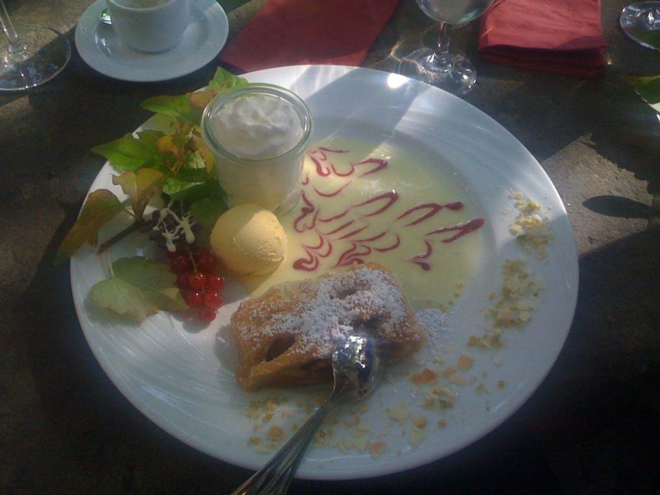 Warmer Apfelstrudel mit hausgemachtem Eis Breuers Rüdesheimer Schloss