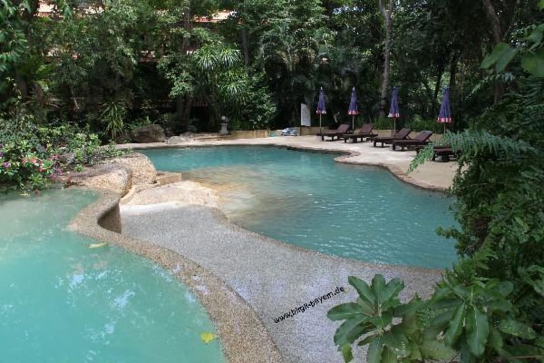 Oberer, defekter Pool The Fair House Beach Resort