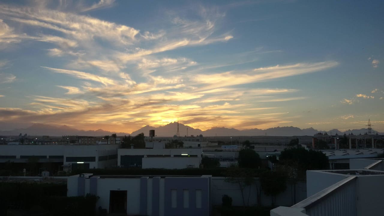 Ausblick zu den Bergen SUNRISE Crystal Bay Resort