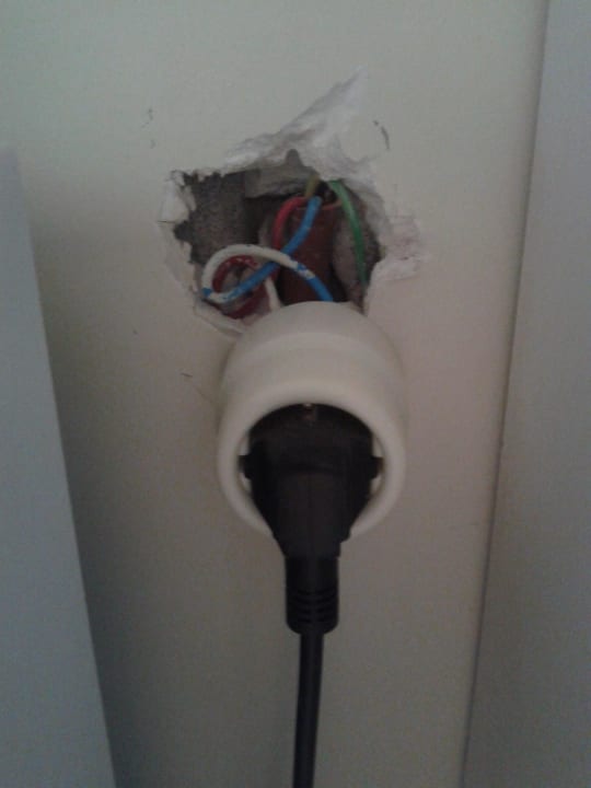 Steckdose an der Minibar Senza The Inn Resort & Spa