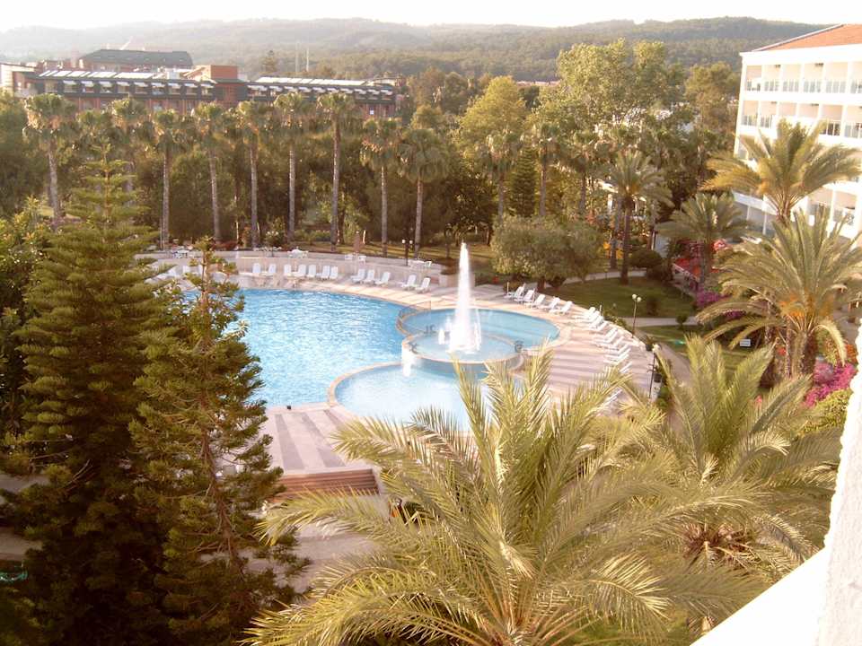 Blick vom Zimmer auf den Pool Top Hotel