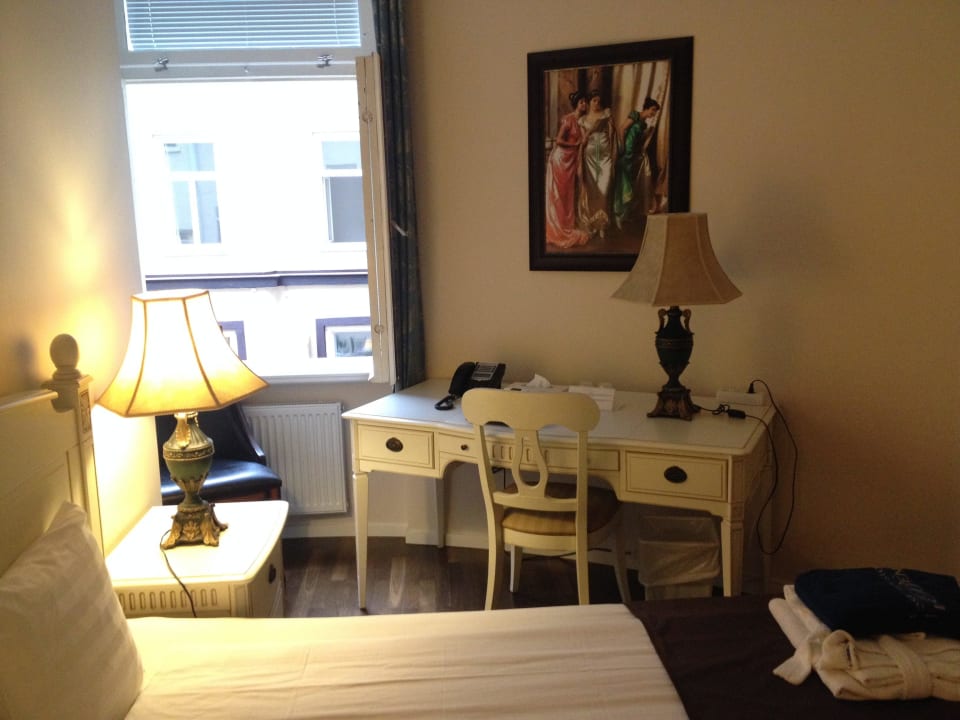 Grosser Schreibtisch und Blick in den Innenhof Best Western Hotel Bentleys