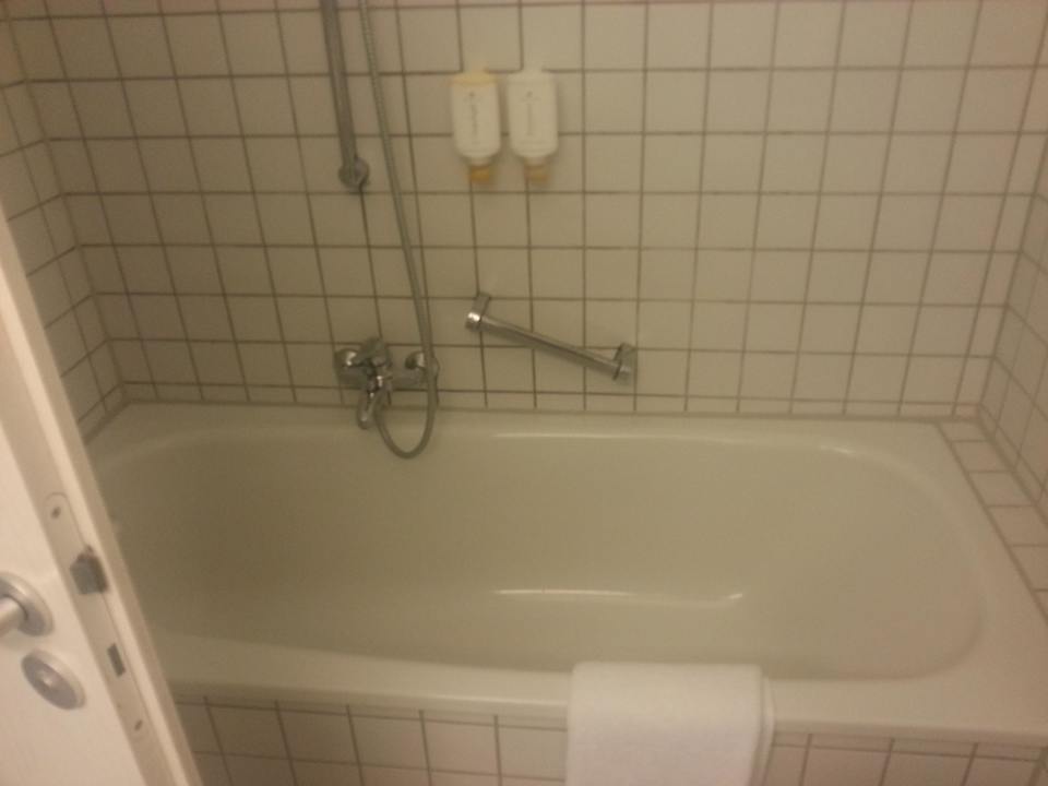 Badewanne und Dusche H+ Hotel Köln Hürth
